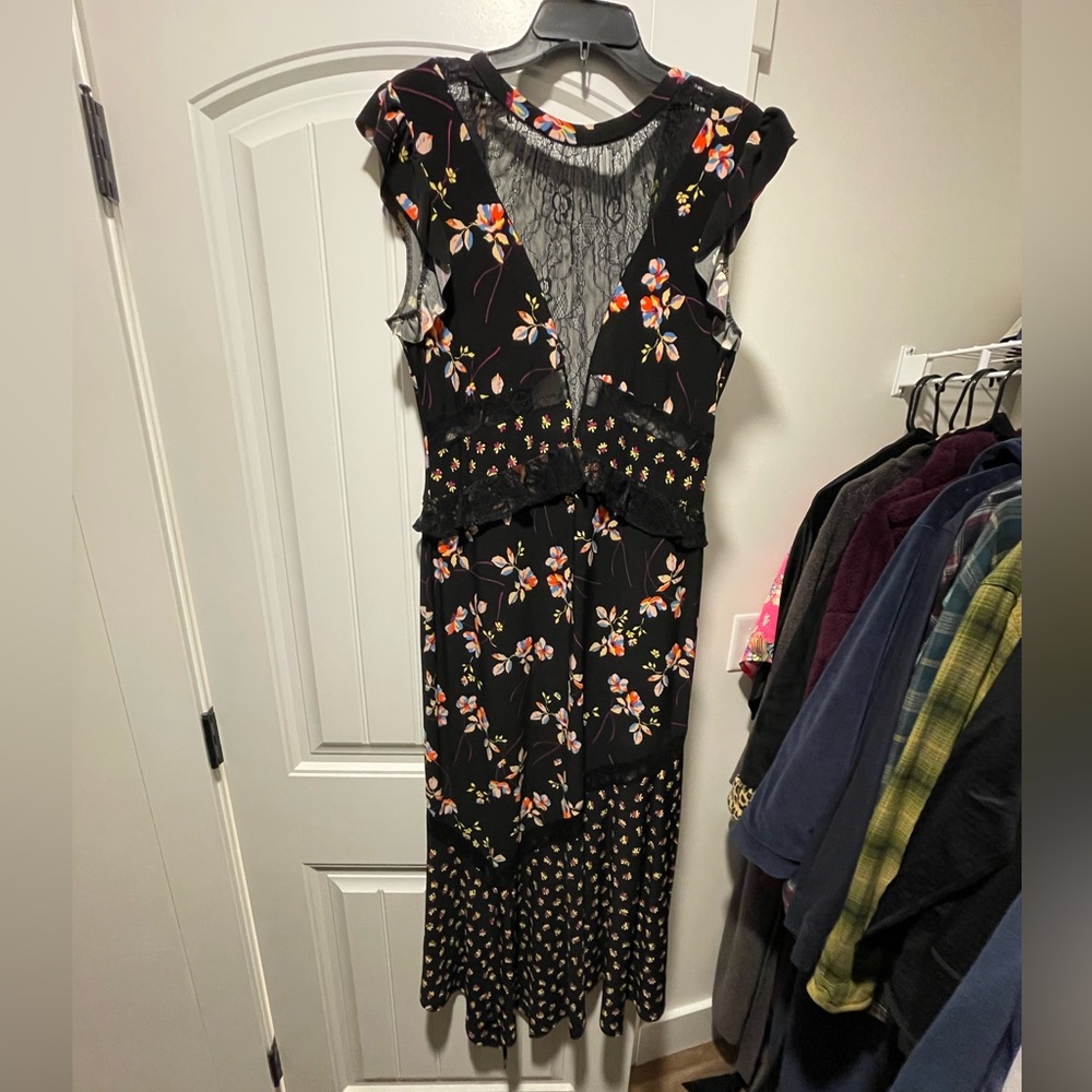 Gorgeous size 8 Topshop black floral maxi dress! Lace details and open back!